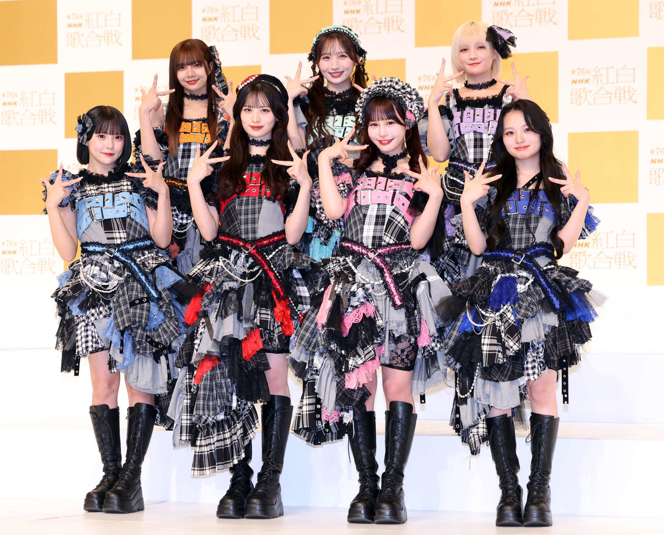 第76回NHK紅白歌合戦出場歌手発表会見に登場しポーズをとるCANDY TUNE（撮影・浅見桂子）