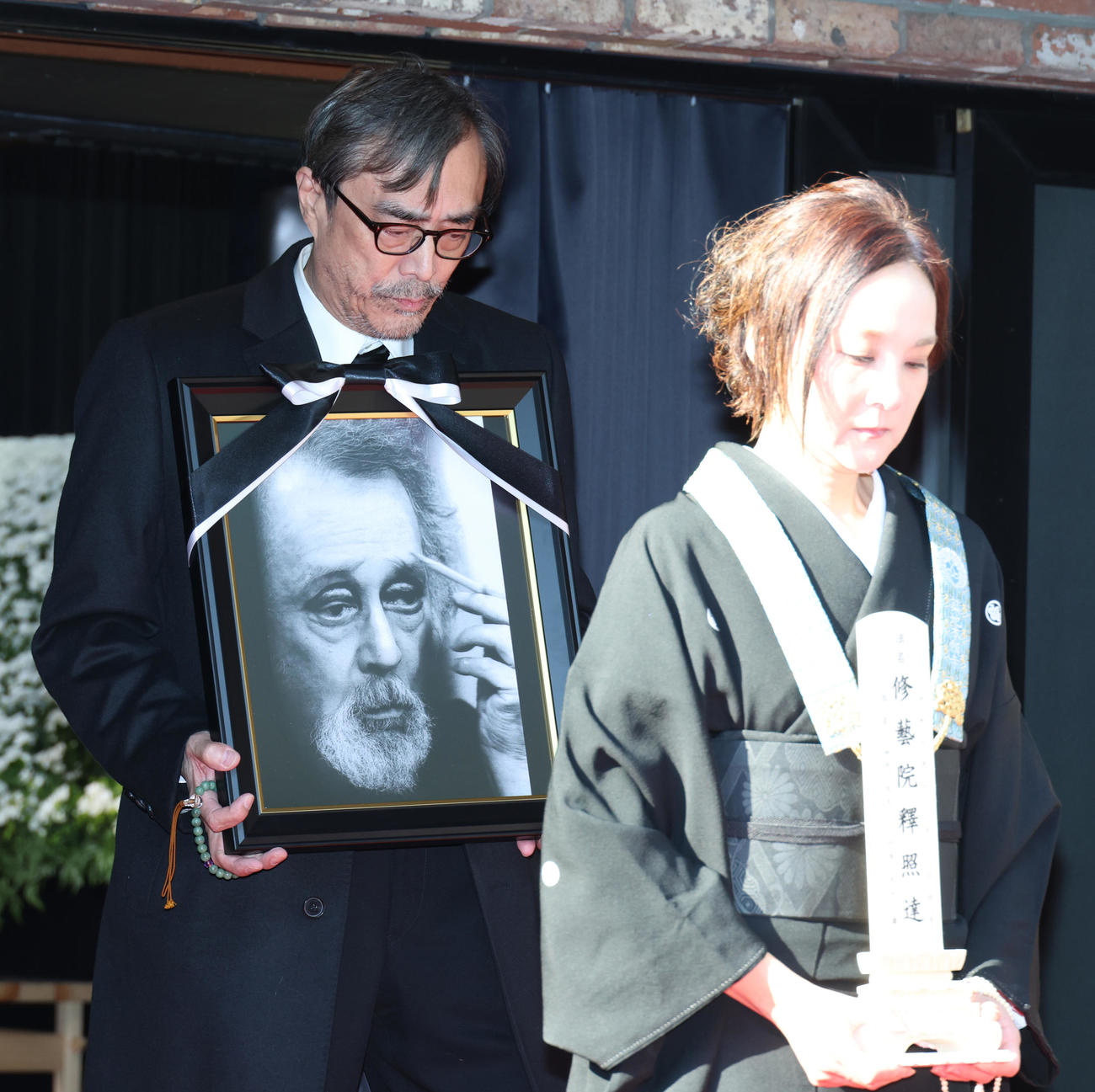 仲代達矢さんの遺影を抱く益岡徹（左）と喪主の奈緒さん（撮影・中島郁夫）