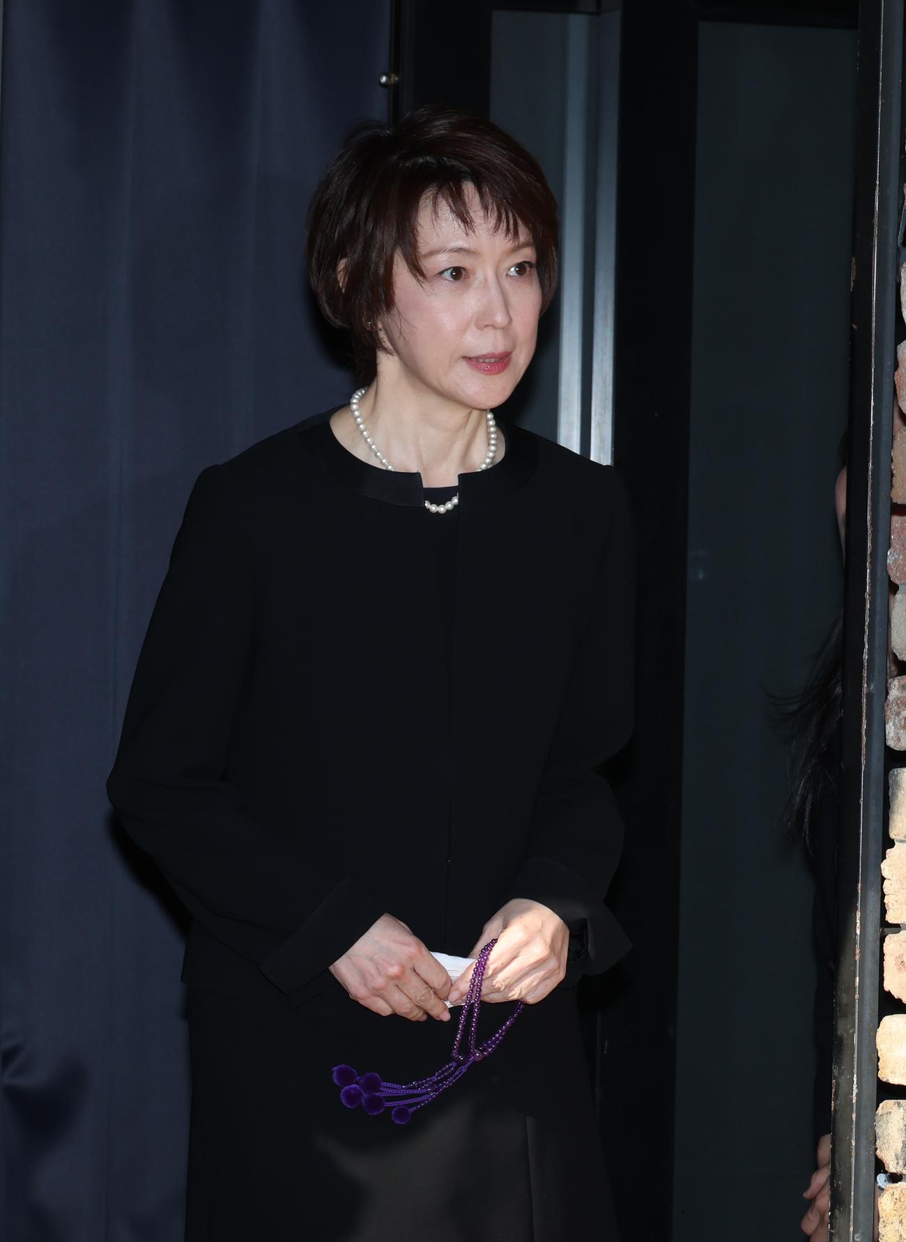 仲代達矢さんの告別式に訪れた若村麻由美（撮影・中島郁夫）