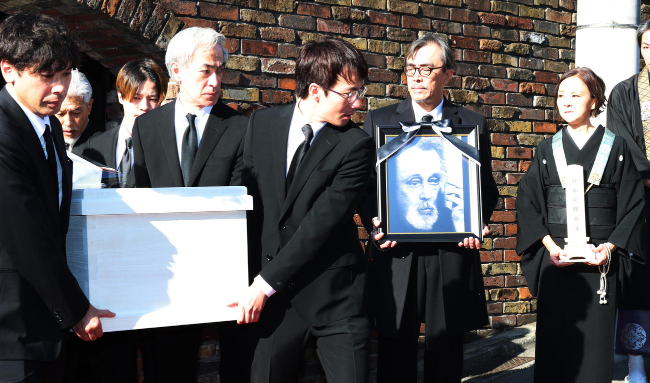 仲代達矢さんの遺影を抱く益岡徹（右から2人目）と喪主の奈緒さん（右端）に見守られ運ばれる仲代達矢さんの棺（撮影・中島郁夫）