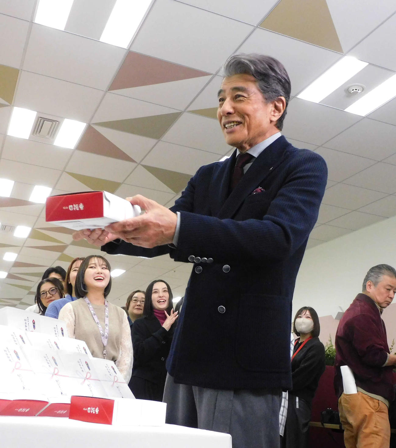 東映社員におはぎを手渡す舘ひろし（撮影・寺本吏輝）