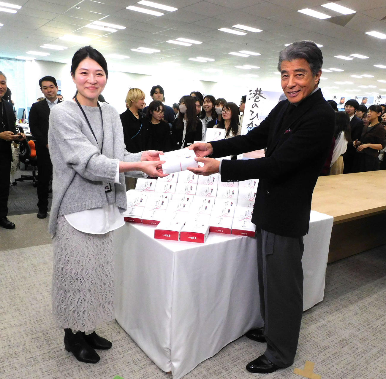 東映社員におはぎを手渡す舘ひろし（撮影・寺本吏輝）