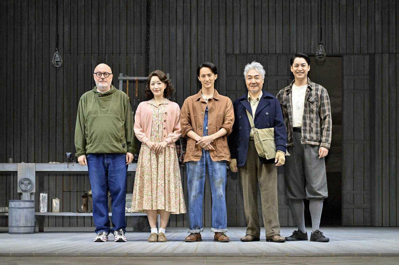 舞台「すべての幸運を手にした男」ゲネプロ取材会に出席した。左から演出のリンゼイ・ポズナー氏、花乃まりあ、川島如恵留、羽場裕一、大野拓朗