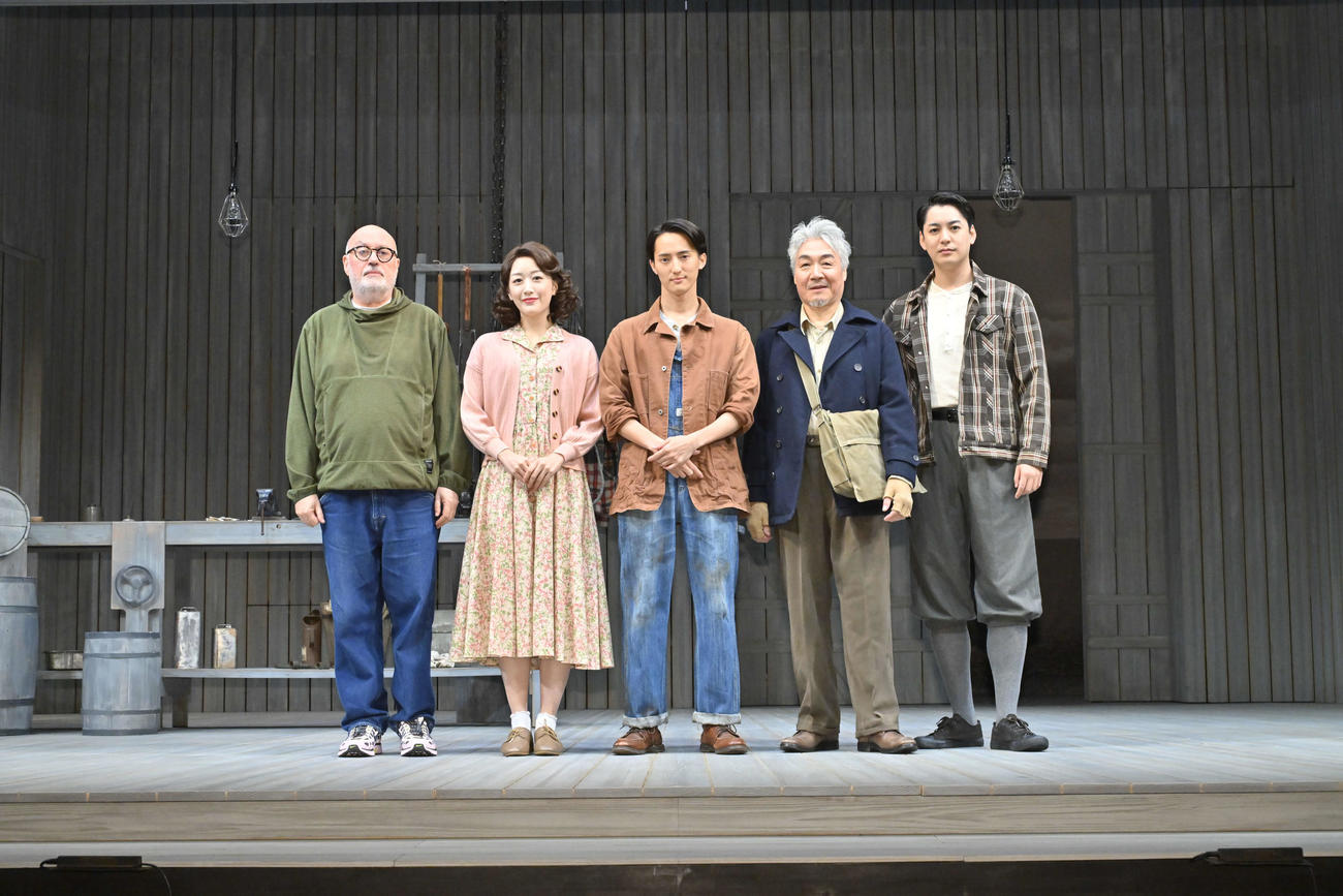 舞台「すべての幸運を手にした男」ゲネプロ取材会に出席した。左から演出のリンゼイ・ポズナー氏、花乃まりあ、川島如恵留、羽場裕一、大野拓朗