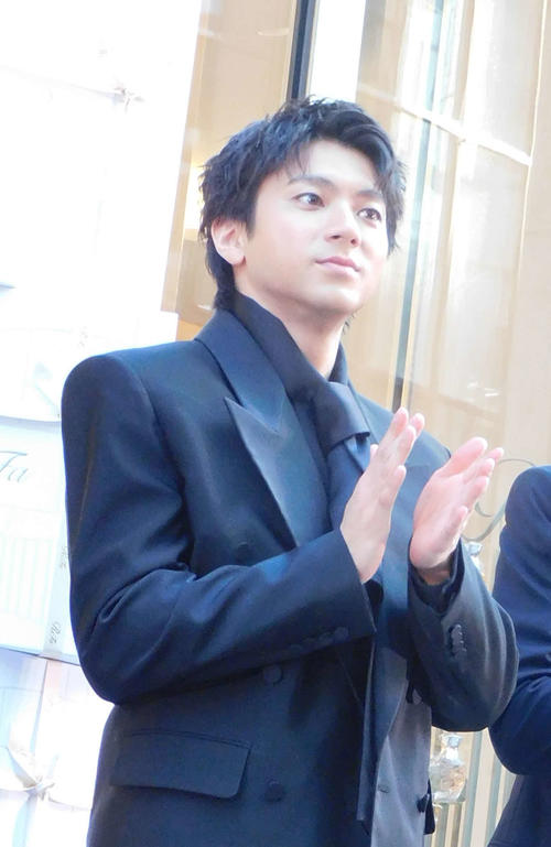 山田裕貴、黒スーツ着こなし「人生初のテープカット」栄倉奈々と白昼の