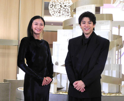 山田裕貴、黒スーツ着こなし「人生初のテープカット」栄倉奈々と白昼の