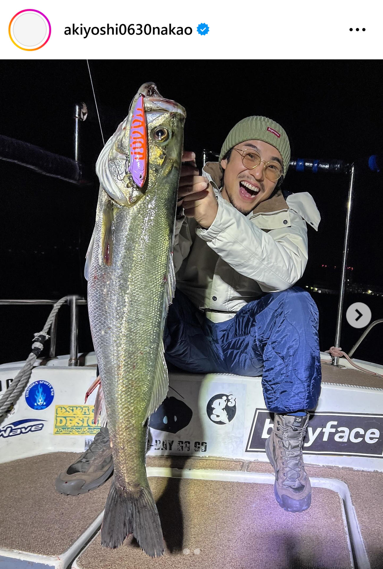 ランカーシーバスを釣り上げた中尾明慶（中尾明慶のインスタグラムから）