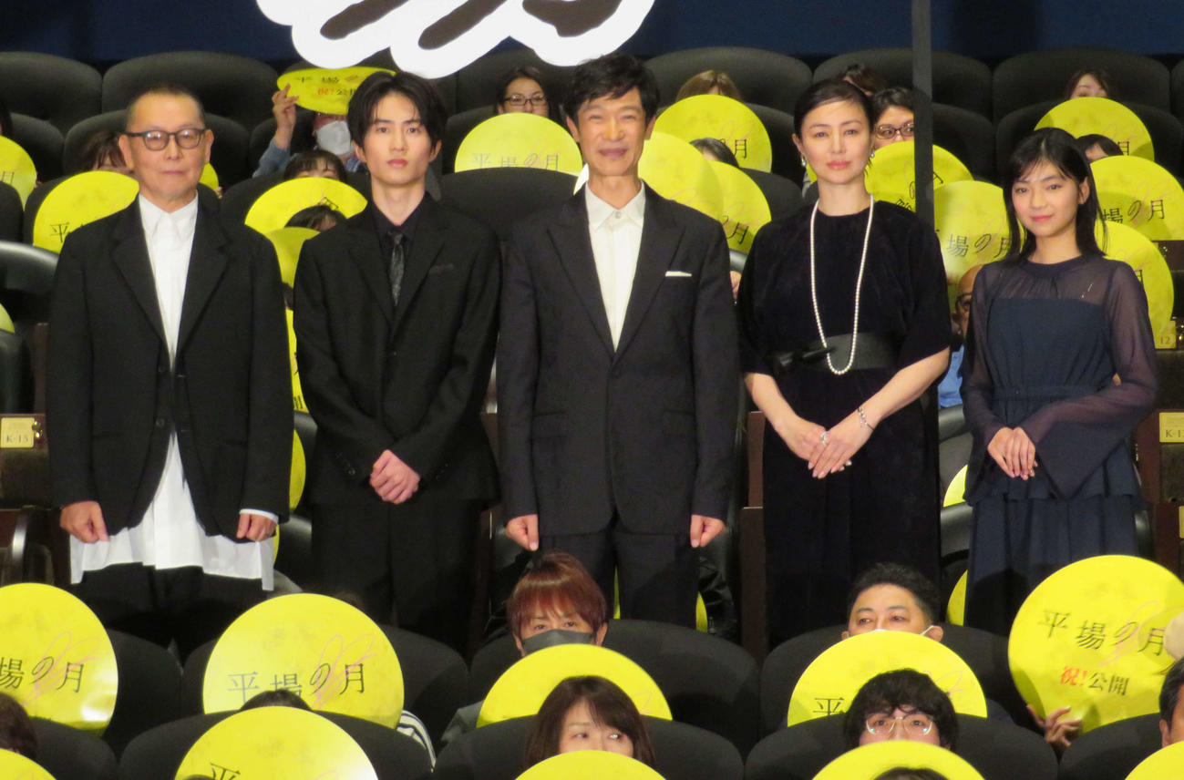 「平場の月」の公開初日舞台あいさつに登壇した、左から土井裕泰監督、坂元愛登、堺雅人、井川遥、一色香澄