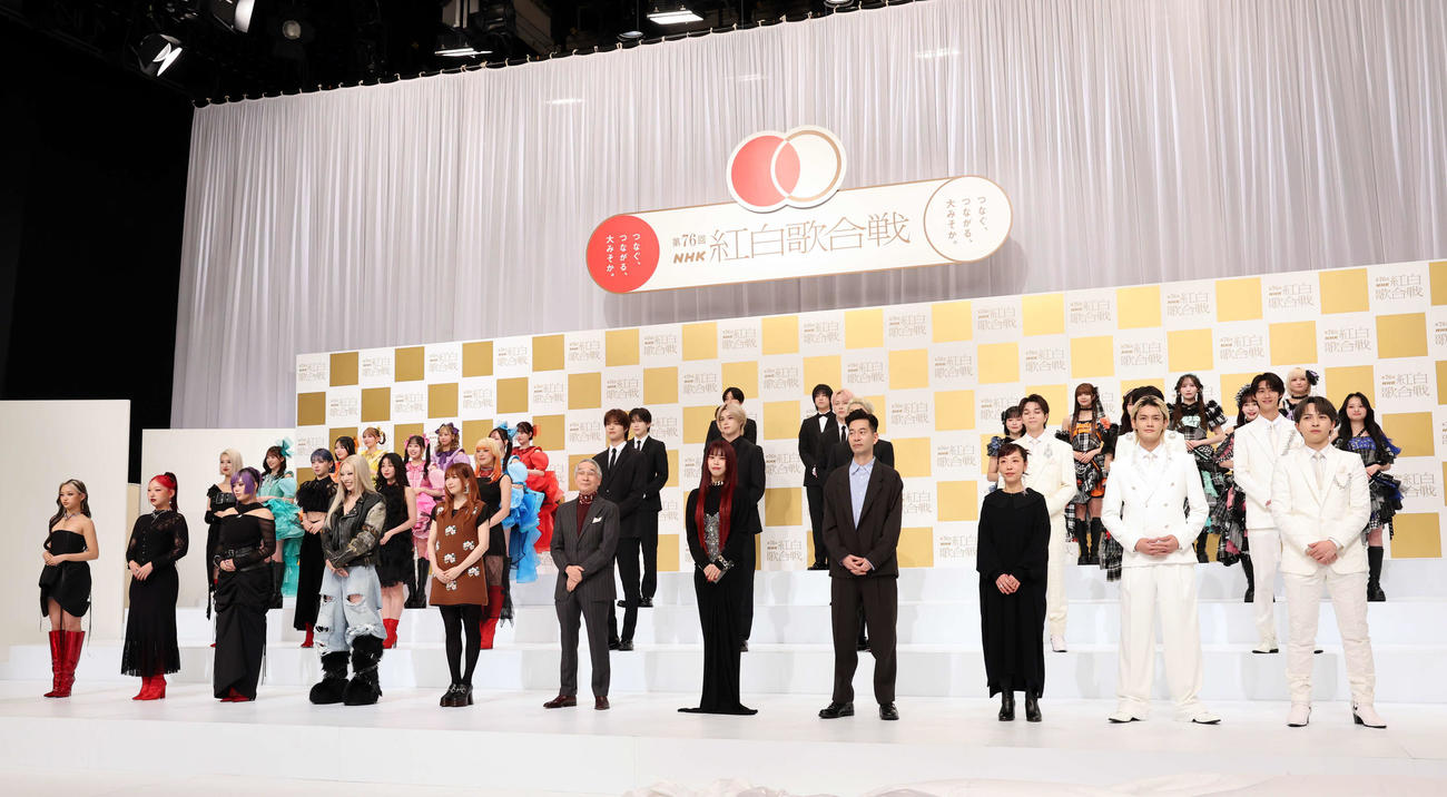 第76回NHK紅白歌合戦出場歌手発表会見に登場した堺正章（中央）ら（撮影・浅見桂子）