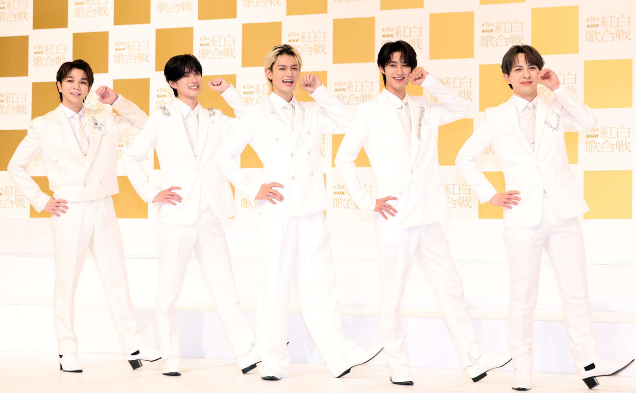 第76回NHK紅白歌合戦出場歌手発表会見に登場しポーズを決めるM！LK（撮影・浅見桂子）