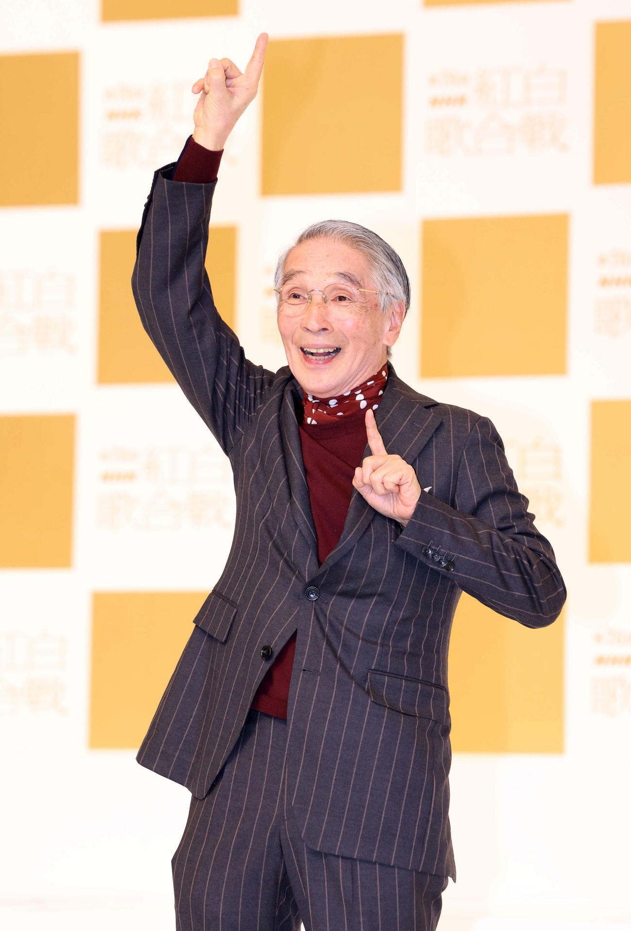 第76回NHK紅白歌合戦出場歌手発表会見に登場し笑顔でポーズをとる堺正章（撮影・浅見桂子）