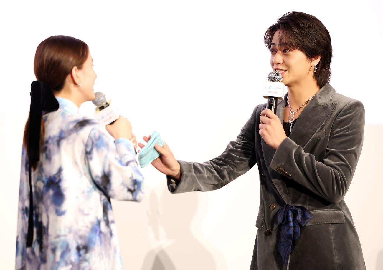 映画「君の顔では泣けない」公開記念舞台あいさつにで感極まる芳根京子（左）にハンカチを差し出す髙橋海人（撮影・浅見桂子）
