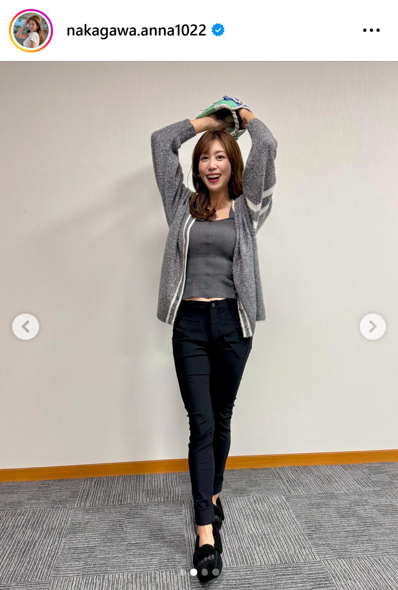 振りかぶっておへそチラリ（中川安奈のインスタグラムから）