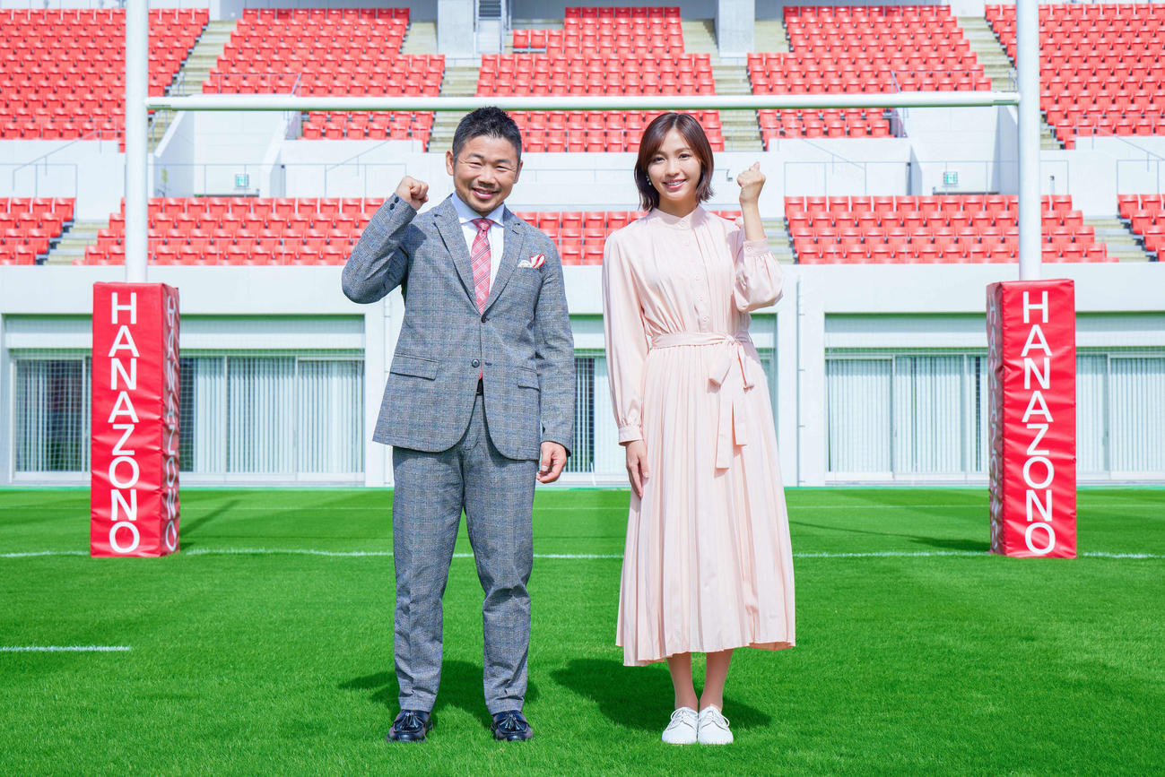 全国高校ラグビーハイライト番組MCに決まった田中史朗氏（左）とMBSの海渡未来アナウンサー（C）MBS