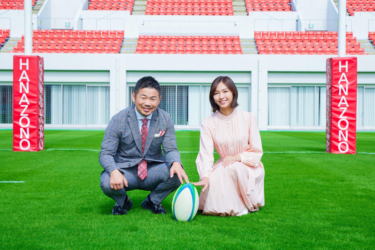 全国高校ラグビーハイライト番組MCに決まった田中史朗氏（左）とMBSの海渡未来アナウンサー（C）MBS