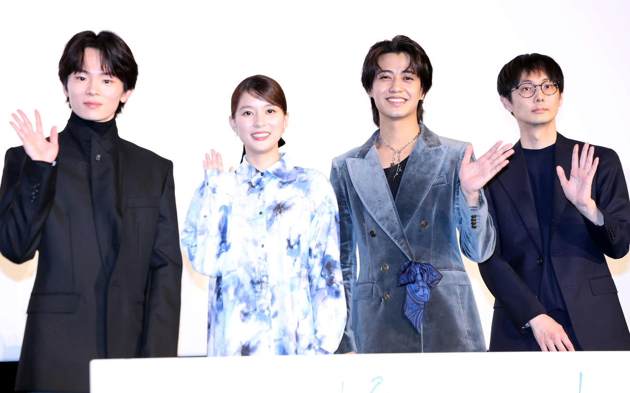 映画「君の顔では泣けない」公開記念舞台あいさつで笑顔で手を振る、左から林裕太、芳根京子、髙橋海人、坂下雄一郎監督（撮影・浅見桂子）