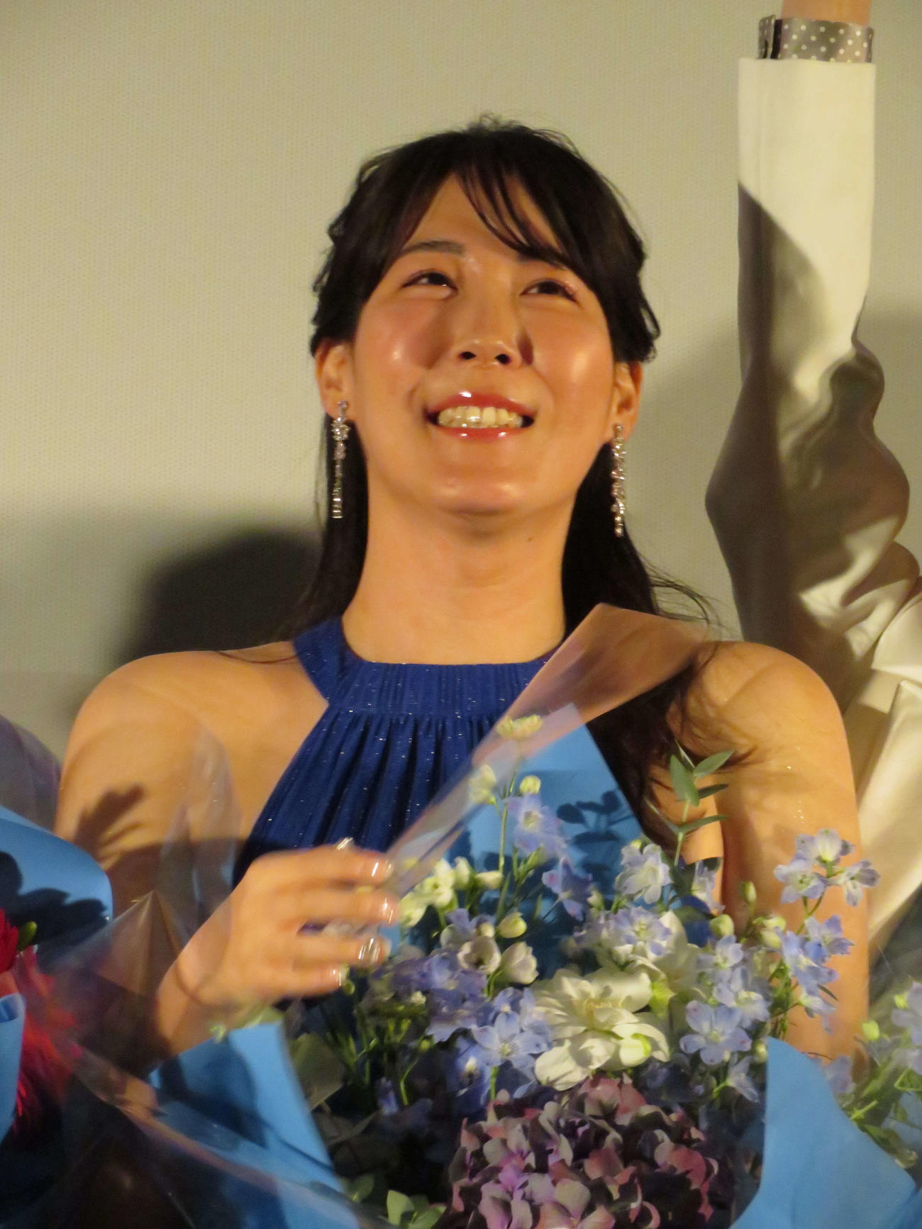 映画「ブルーボーイ事件」公開記念舞台あいさつで花束を贈られ、笑顔の中川未悠（撮影・村上幸将）