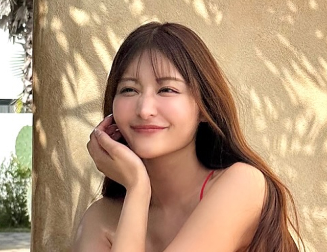 大胆露出キャミワンピース姿の佐々木美乃里（佐々木美乃里のインスタグラムから）