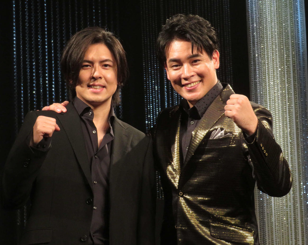 ライブを行った木村徹二（右）と兄の木村竜蔵