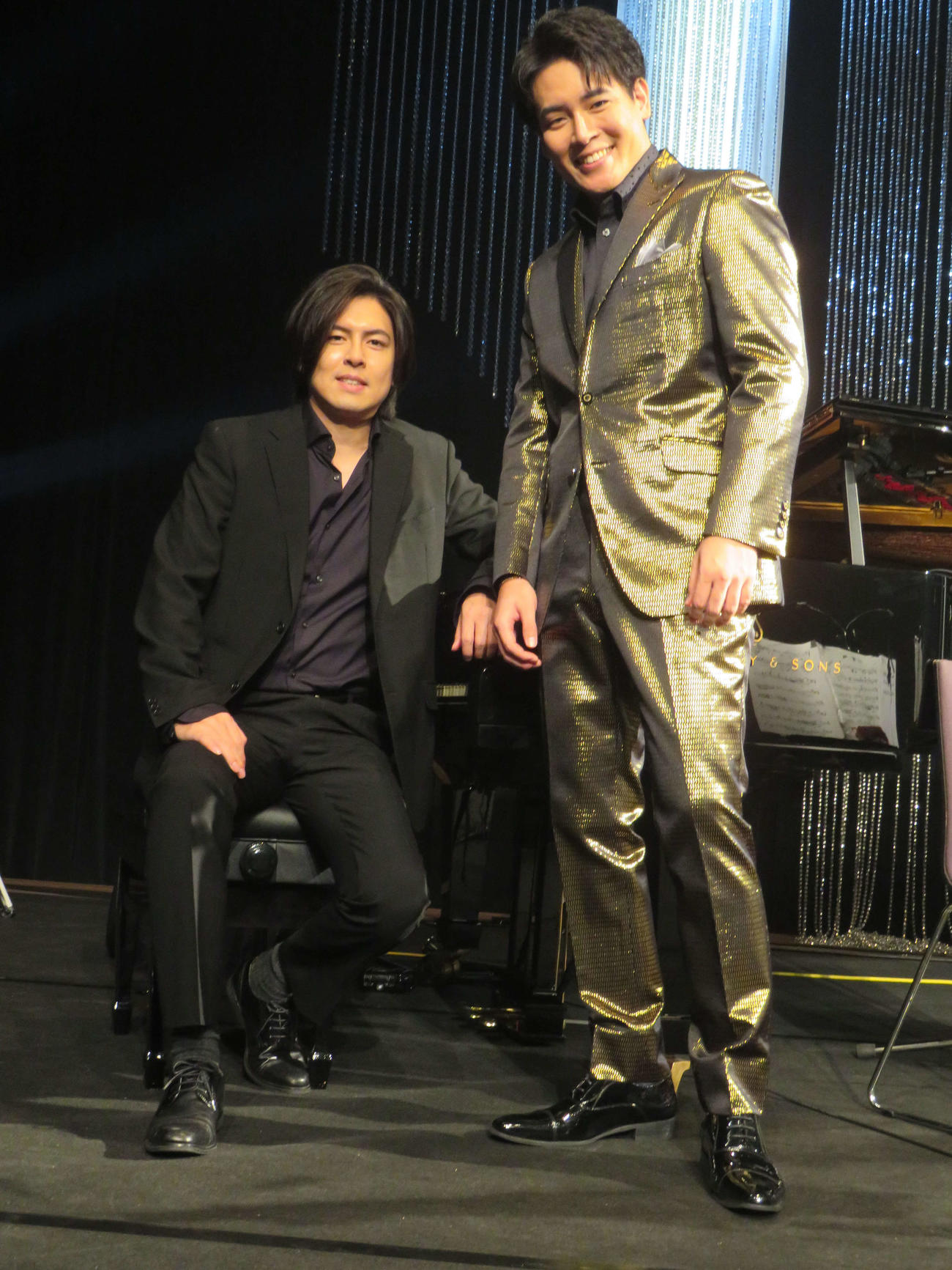 ライブを行った木村徹二（右）と兄の木村竜蔵