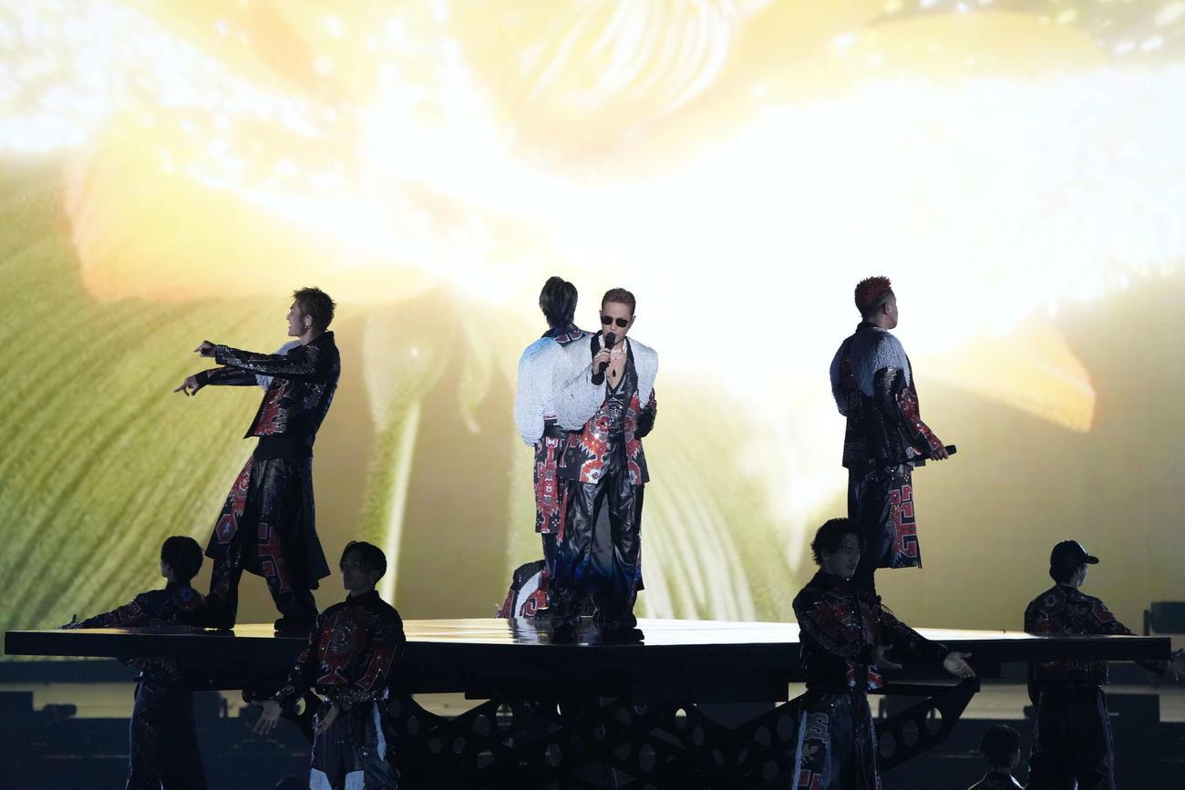 「EXILE LIVE TOUR 2025“THE REASON”」初日公演で歌唱するATSUSHI（中央）