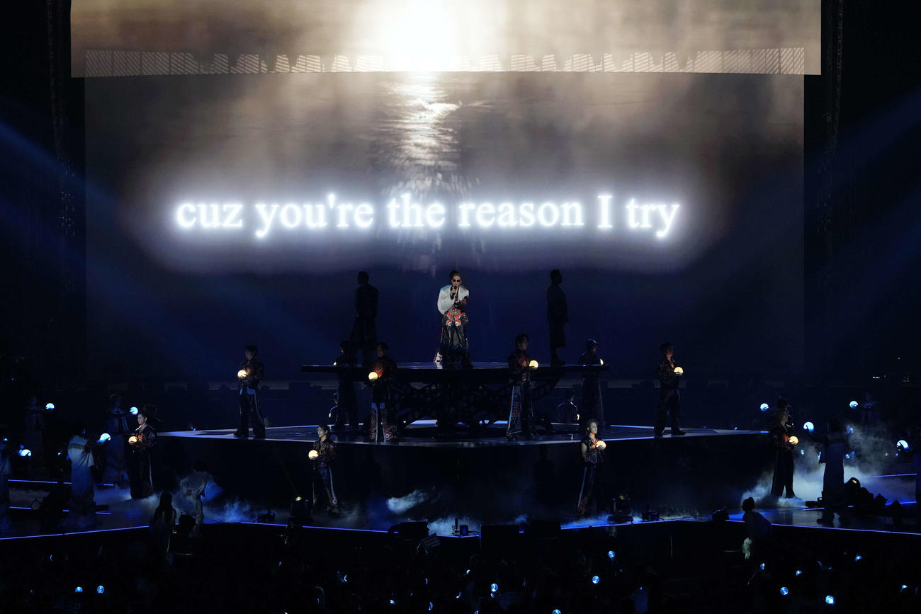 「EXILE LIVE TOUR 2025“THE REASON”」初日公演で歌唱するATSUSHI（中央）