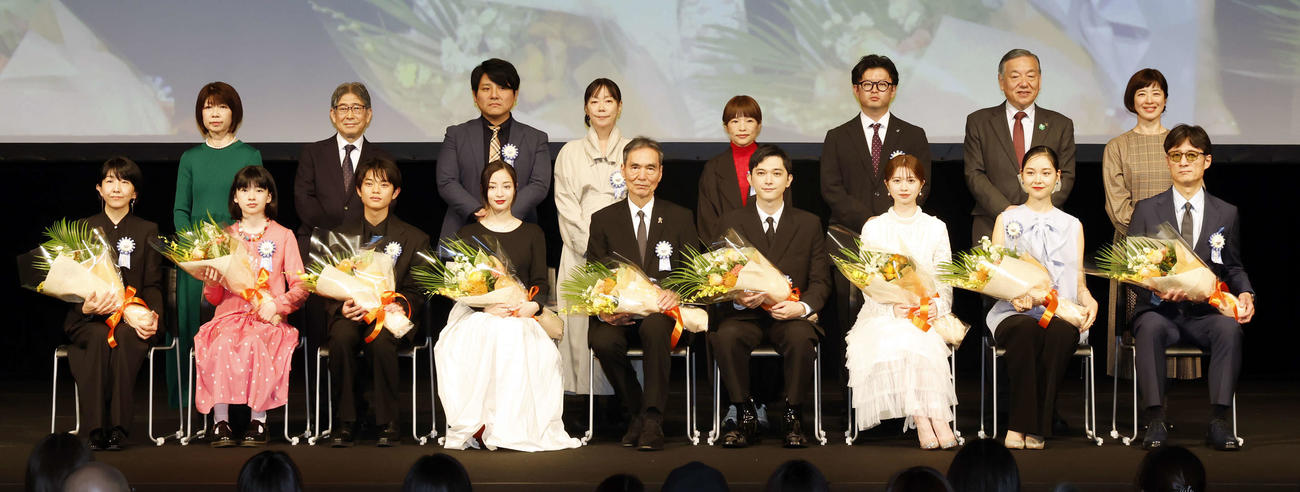 TAMA映画賞授賞式に登壇し、フォトセッションを行った登壇者。前列左から早川千絵監督、鈴木唯、黒川想矢、広瀬すず、長塚京三、吉沢亮、桜田ひより、中野有紗、李相日監督、後列左から高橋尚子氏、竹内昇氏、平一紘監督、大九明子監督、呉美保監督、山元環監督、阿部裕行氏、古谷真美氏（撮影・山本朝陽）