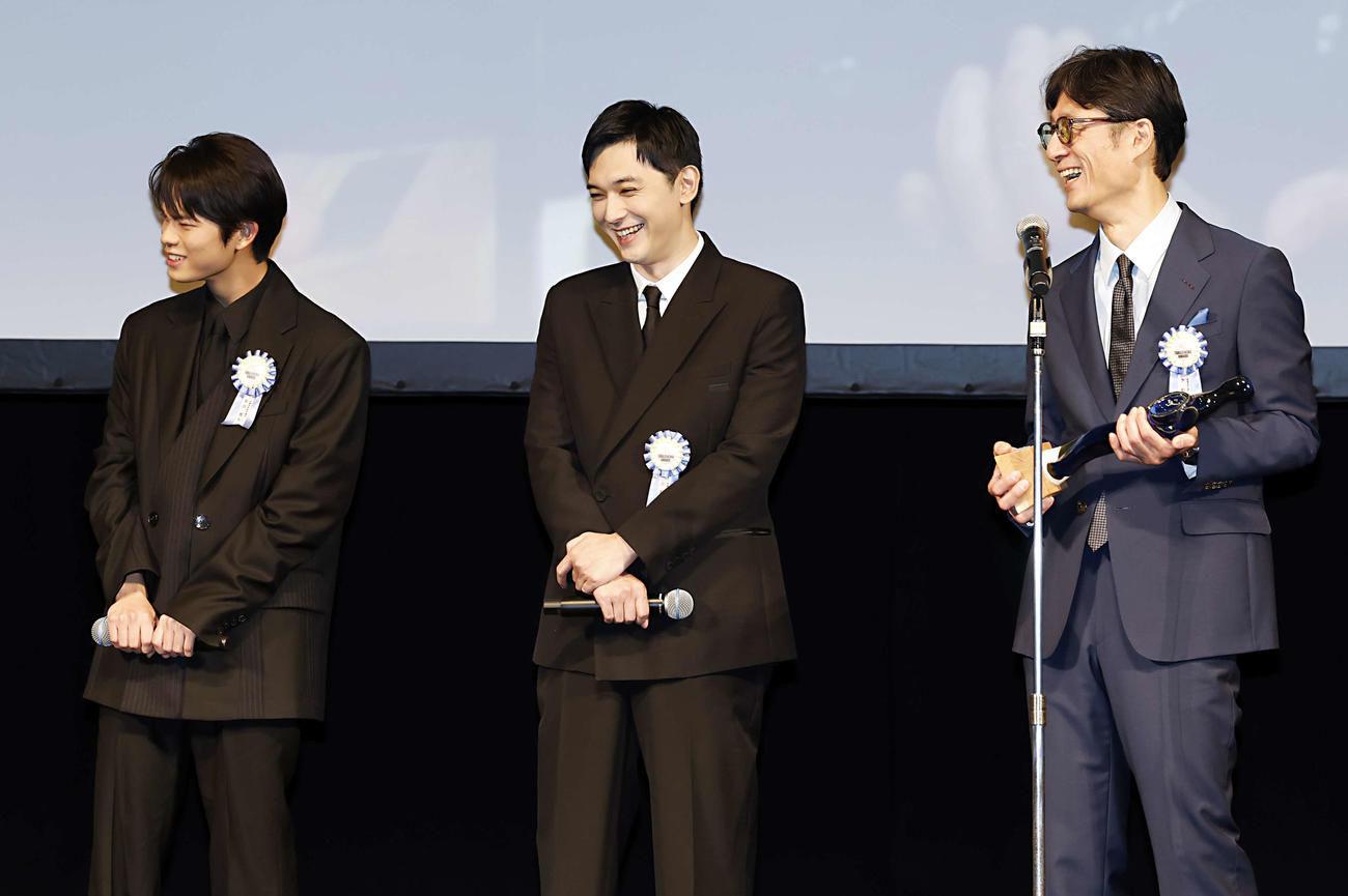 TAMA映画賞授賞式　映画「国宝」で最優秀作品賞を授賞し、登壇したキャストと監督。左から黒川想矢、吉沢亮、李相日監督（撮影・山本朝陽）