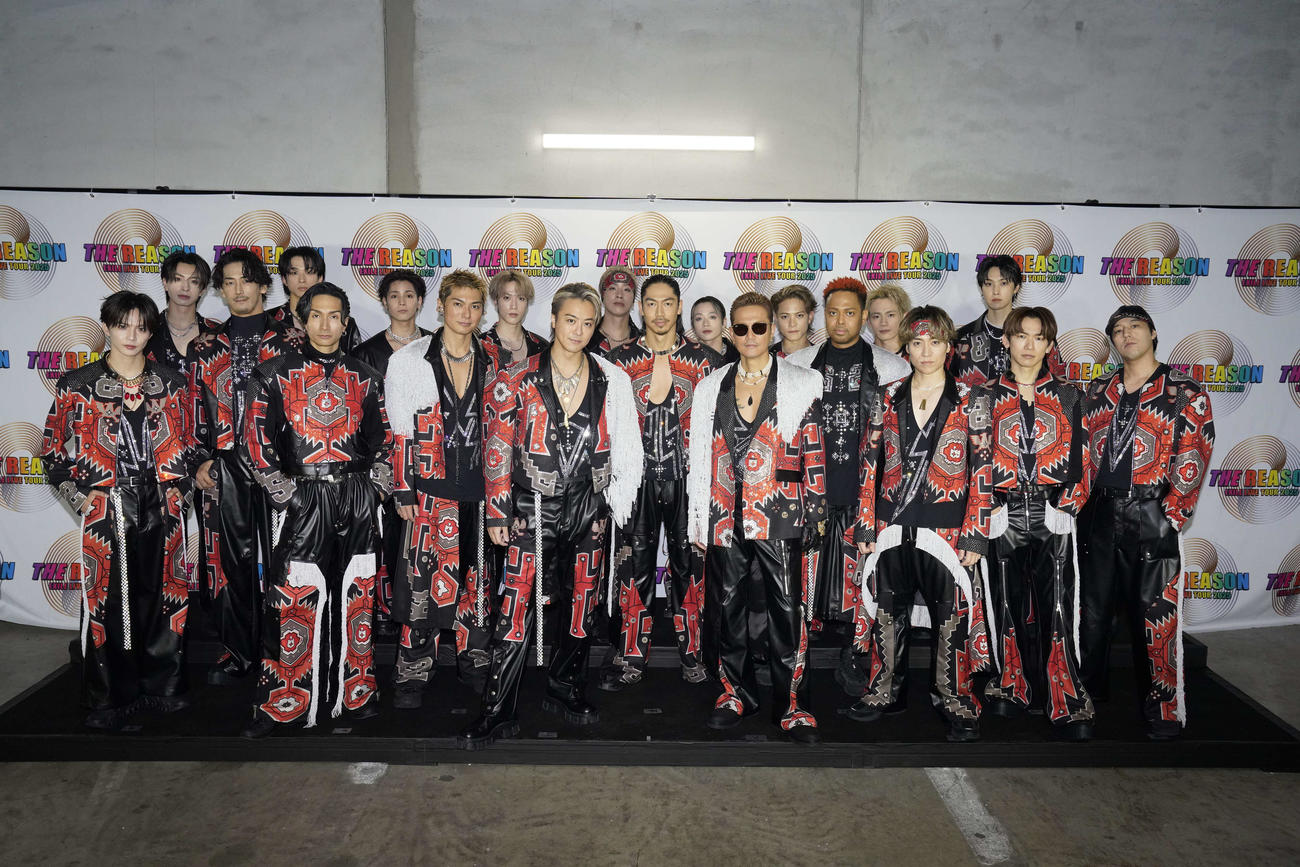 「EXILE LIVE TOUR 2025“THE REASON”」初日公演を開催したEXILE。1列目左から佐藤大樹、橘ケンチ、TAKAHIRO、ATSUSHI、TETSUYA、世界。2列目左から小林直己、SHOKICHI、AKIRA、NESMITH、NAOTO。3列目左から木村慧人、澤本夏輝、神谷健太、藤原樹、陣、山本彰吾、岩谷翔吾、浦川翔平、堀夏喜