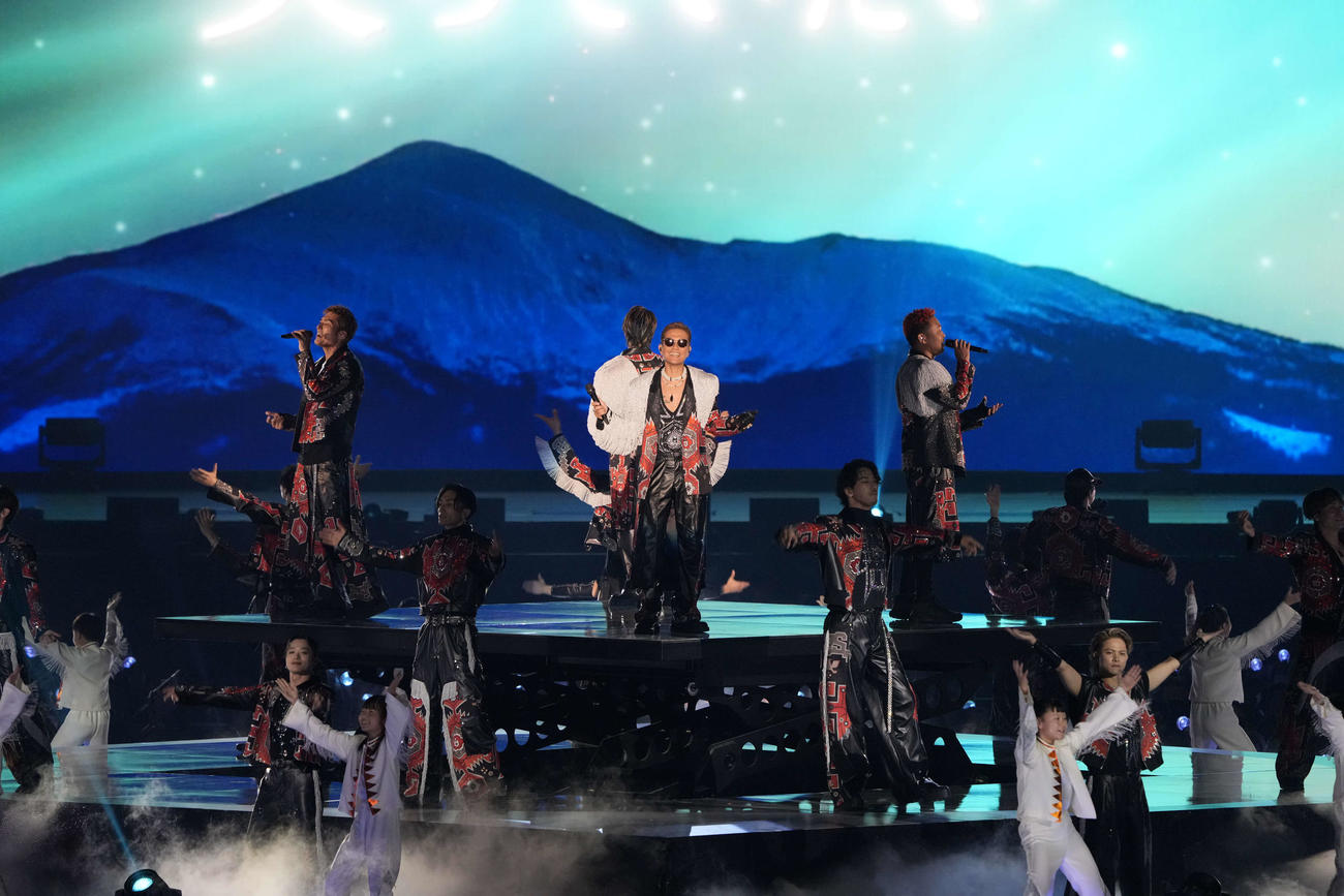 「EXILE LIVE TOUR 2025“THE REASON”」初日公演でパフォーマンスするATSUSHI（中央）