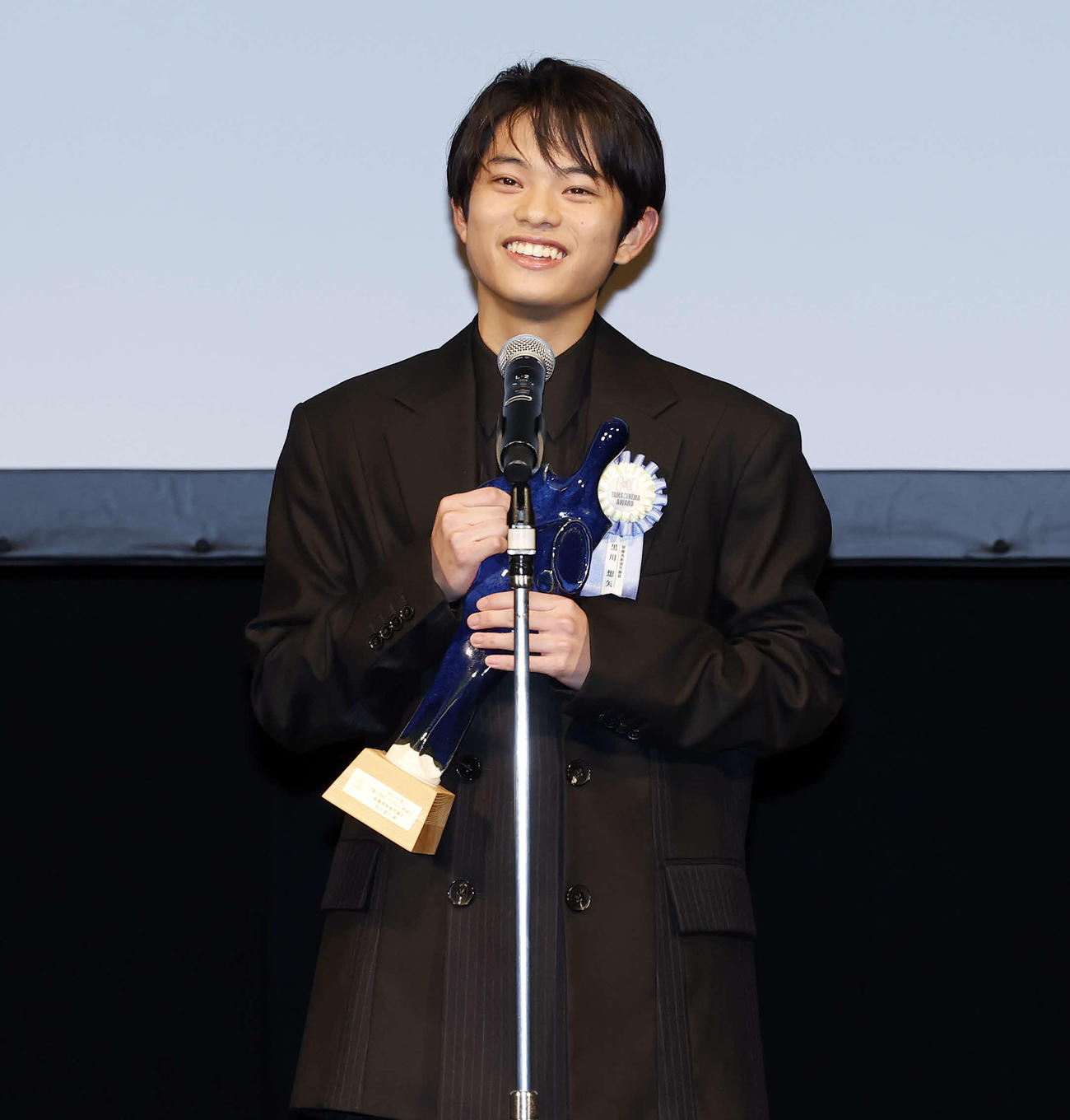 TAMA映画賞授賞式　最優秀新進男優賞を授賞し、笑顔を見せる黒川想矢（撮影・山本朝陽）
