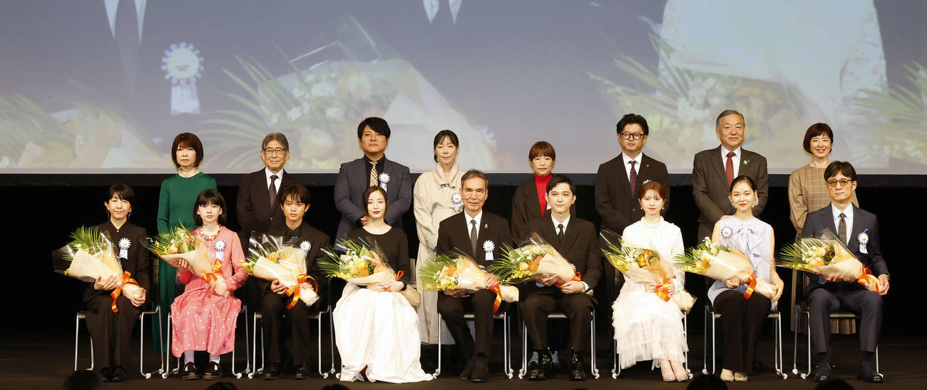 TAMA映画賞授賞式に登壇し、フォトセッションを行った登壇者。前列左から早川千絵監督、鈴木唯、黒川想矢、広瀬すず、長塚京三、吉沢亮、桜田ひより、中野有紗、李相日監督、後列左から高橋尚子氏、竹内昇氏、平一紘監督、大九明子監督、呉美保監督、山元環監督、阿部裕行氏、古谷真美氏（撮影・山本朝陽）