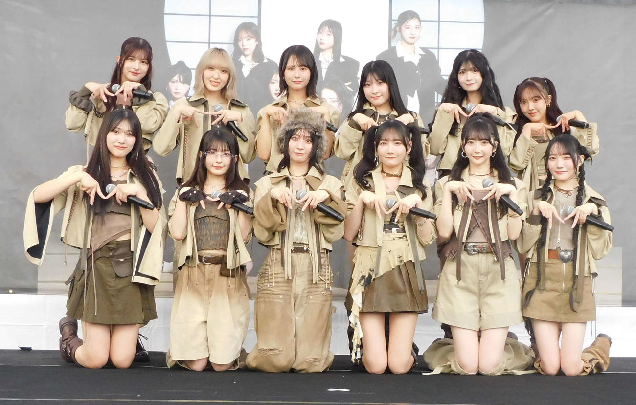 11thシングル「排他的ファイター」の発売記念スペシャルリリースイベントを行った≠ME　後列左から河口夏音、川中子奈月心、尾木波菜、櫻井もも、菅波美玲、落合希来里、前列左から蟹沢萌子、永田詩央里、冨田菜々風、鈴木瞳美、谷崎早耶、本田珠由記（撮影・寺本吏輝）