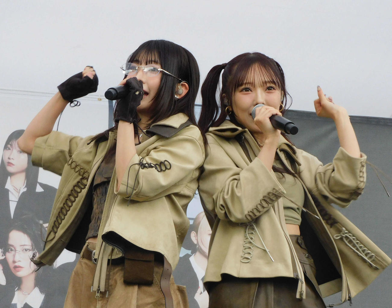 11thシングル「排他的ファイター」の発売記念スペシャルリリースイベントでパフォーマンスする≠ME永田詩央里（左）と落合希来里（右）（撮影・寺本吏輝）