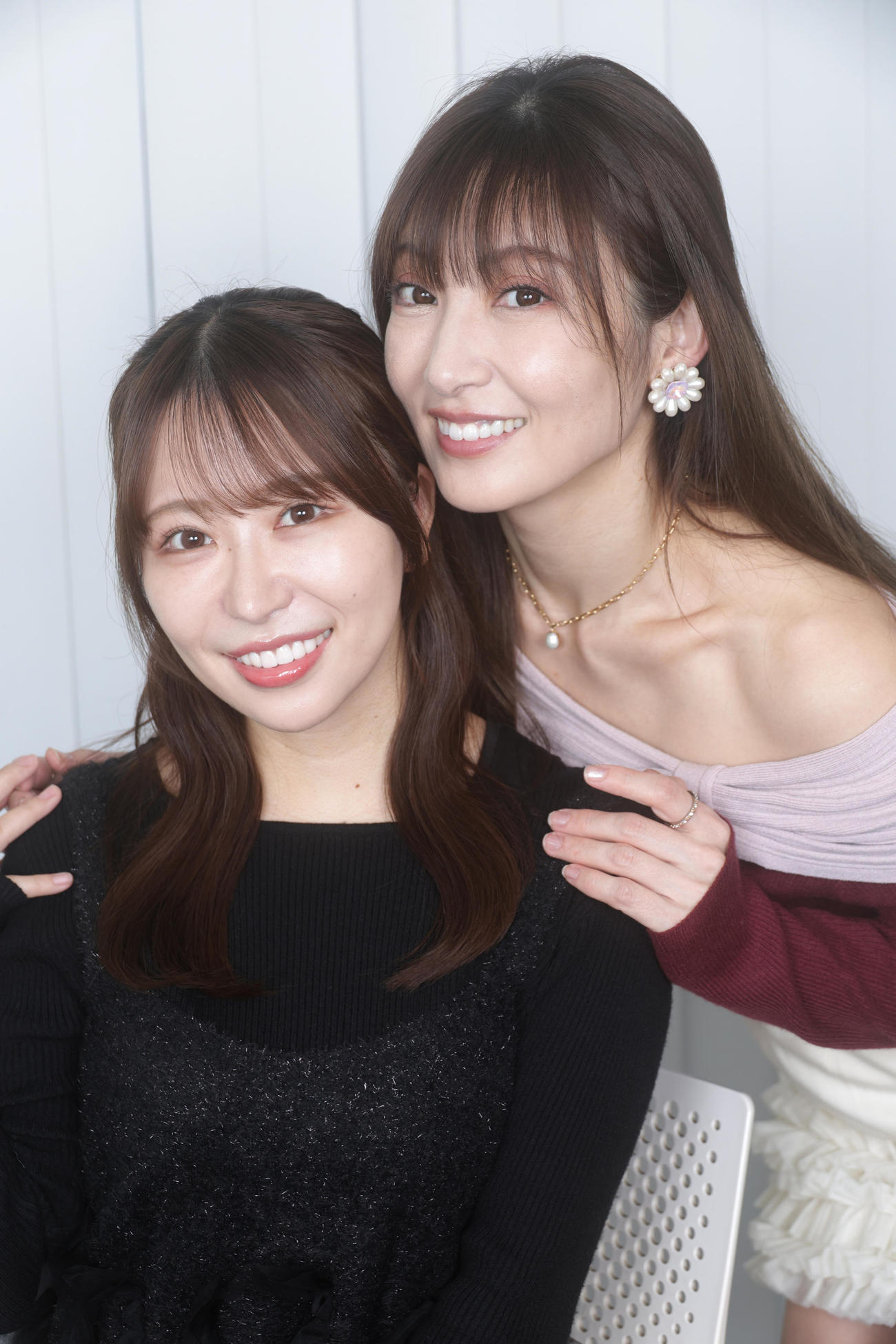 「熊田曜子二世発掘オーディション」でグランプリに輝いた平井こと（左）は憧れの熊田曜子との2ショット撮影で笑顔を見せる（撮影・中島郁夫）