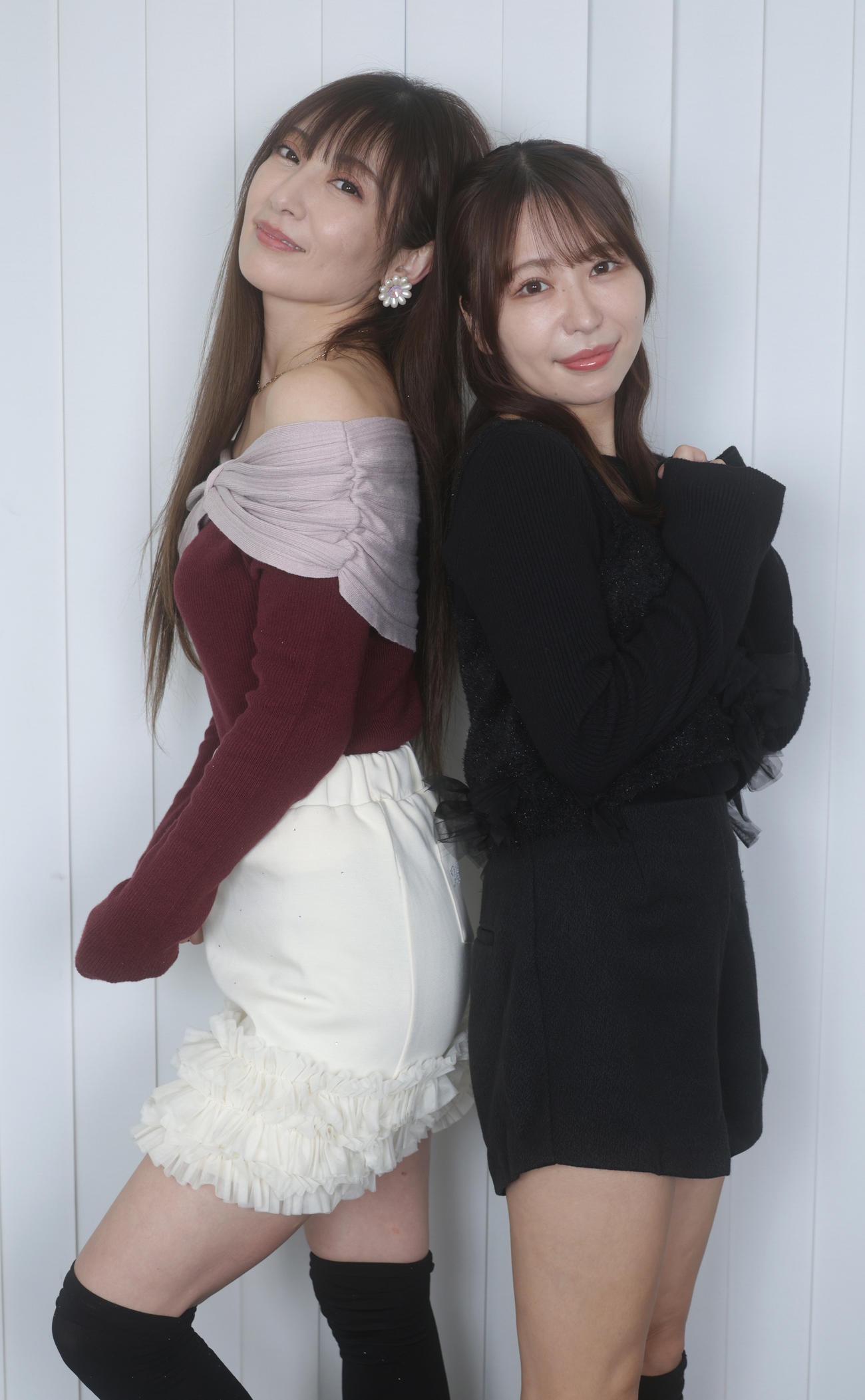 「熊田曜子二世発掘オーディション」でグランプリに輝いた平井こと（右）は憧れの熊田曜子との2ショット撮影で笑顔を見せる（撮影・中島郁夫）