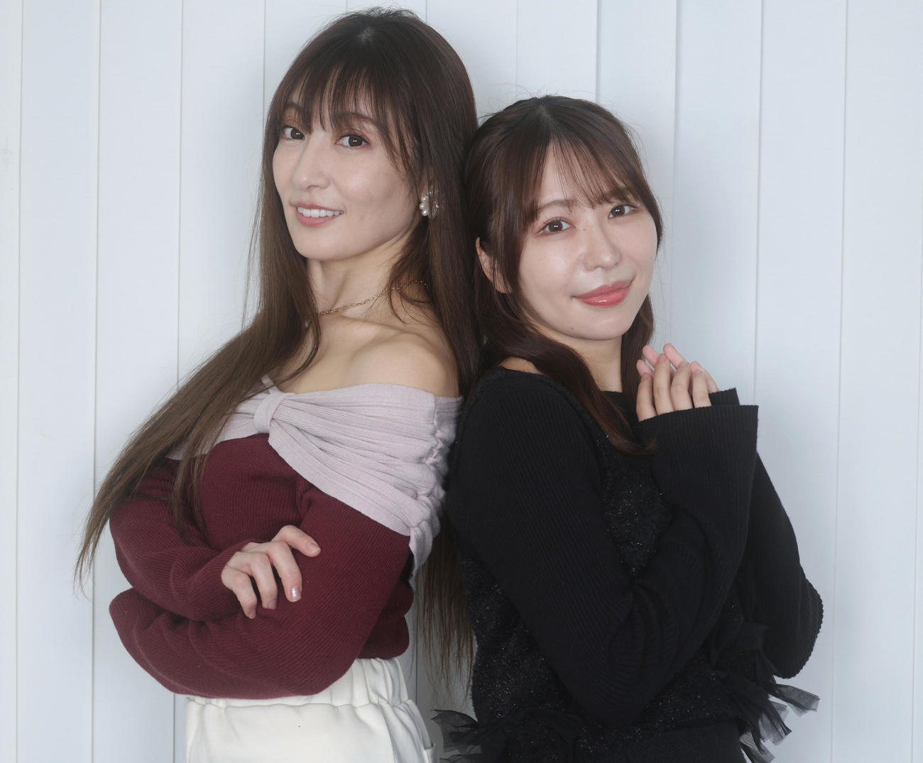 「熊田曜子二世発掘オーディション」でグランプリに輝いた平井こと（右）は憧れの熊田曜子との2ショット撮影で笑顔を見せる（撮影・中島郁夫）
