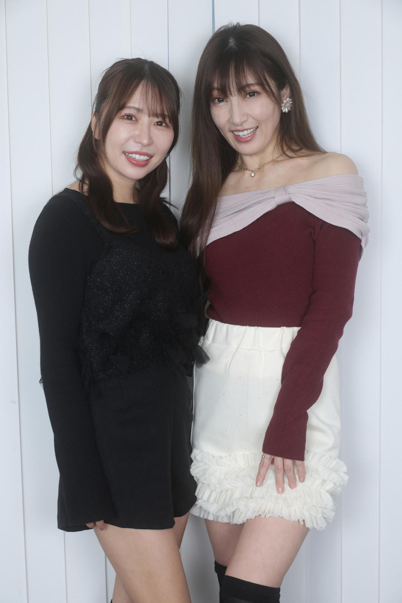 「熊田曜子二世発掘オーディション」でグランプリに輝いた平井こと（左）は憧れの熊田曜子との2ショット撮影で笑顔を見せる（撮影・中島郁夫）