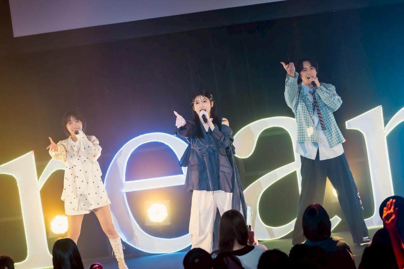 9年ぶりに再結集したDream5。左から大原優乃、日比美思、高野洸