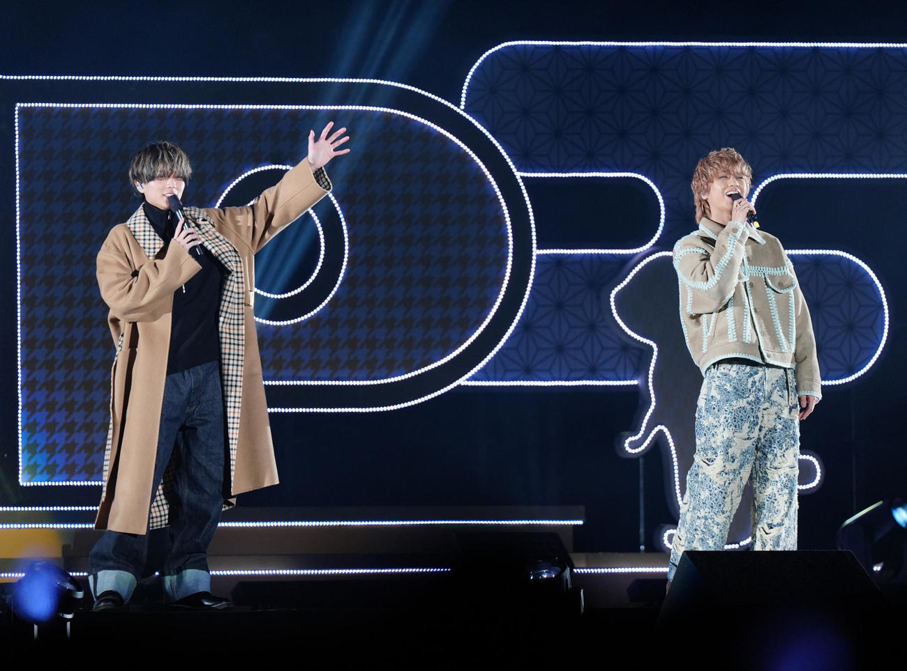 「King＆Princeとうちあげ花火2025」で熱唱する永瀬廉（左）と髙橋海人（撮影・清水貴仁）