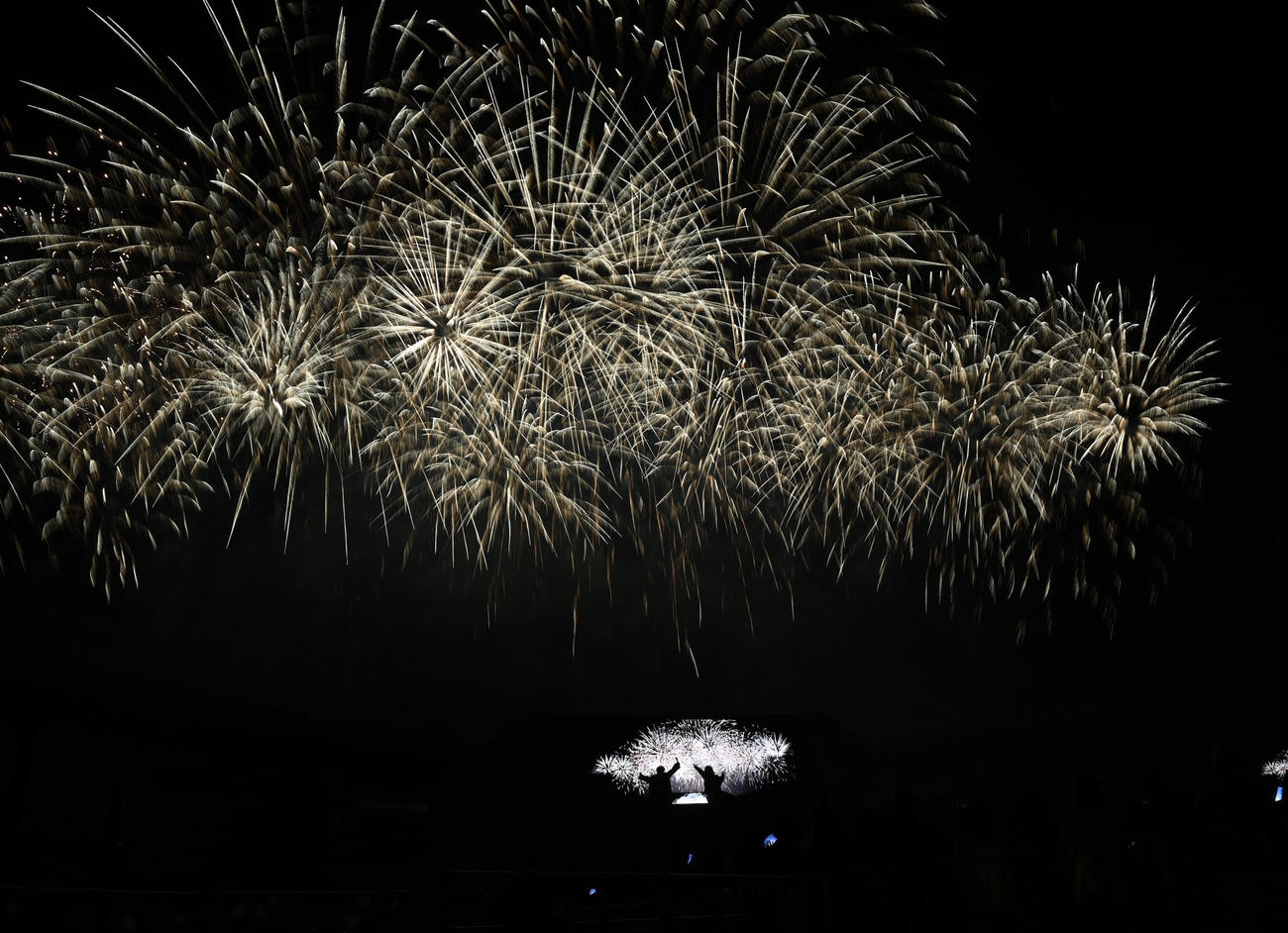 「King＆Princeとうちあげ花火2025」で花火が打ち上げられる（撮影・清水貴仁）