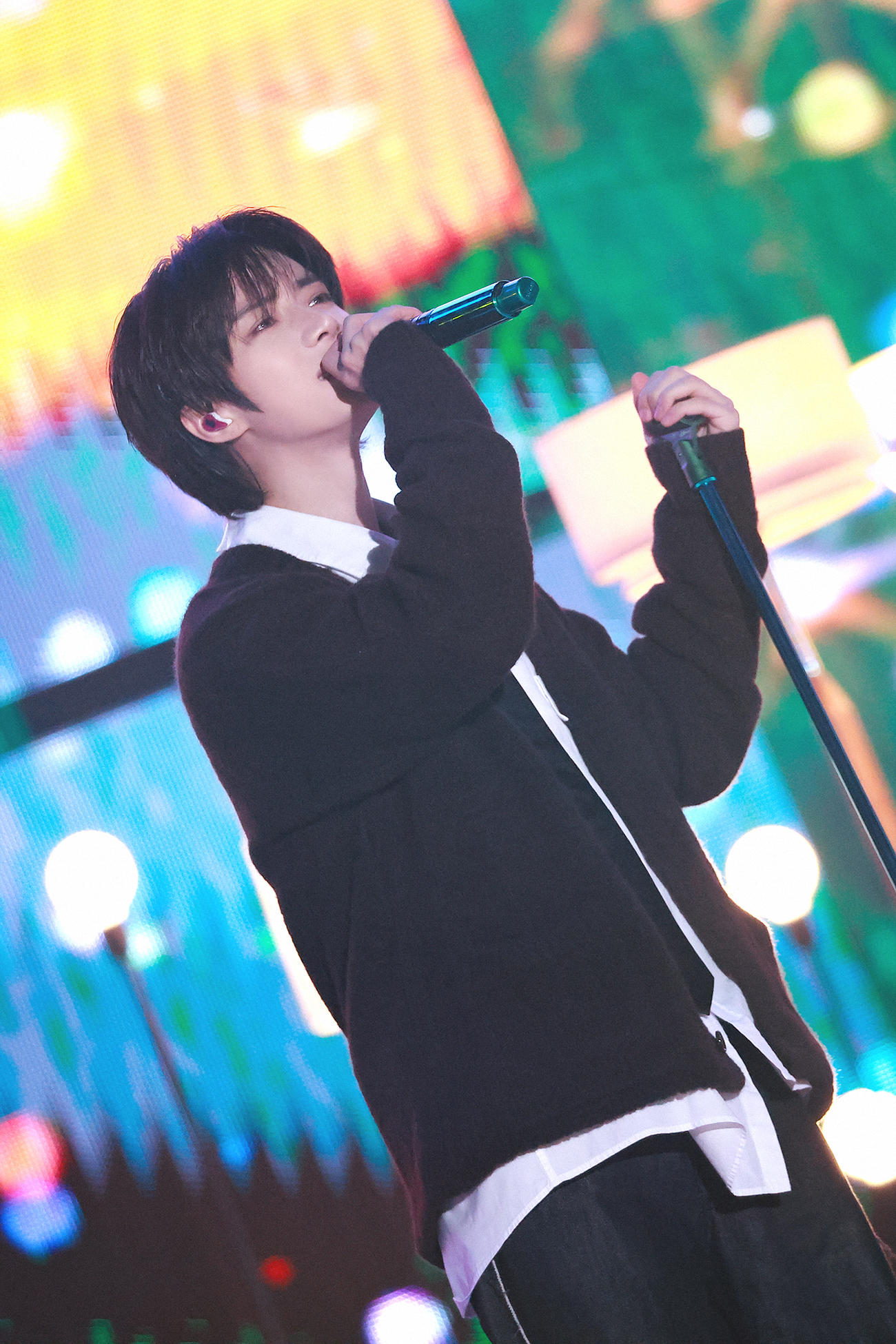 ステージで歌うTOMORROW X TOGETHERのBEOMGYU（（P）＆（C）BIGHIT MUSIC）