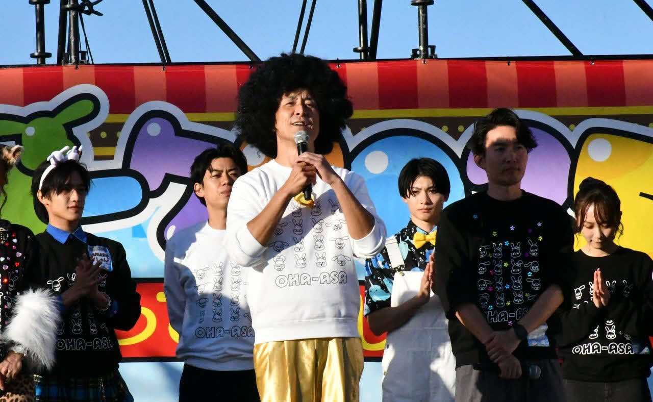「おはよう朝日です」卒業を発表したABCテレビの岩本計介アナウンサー（左から3人目）（C）ABCテレビ