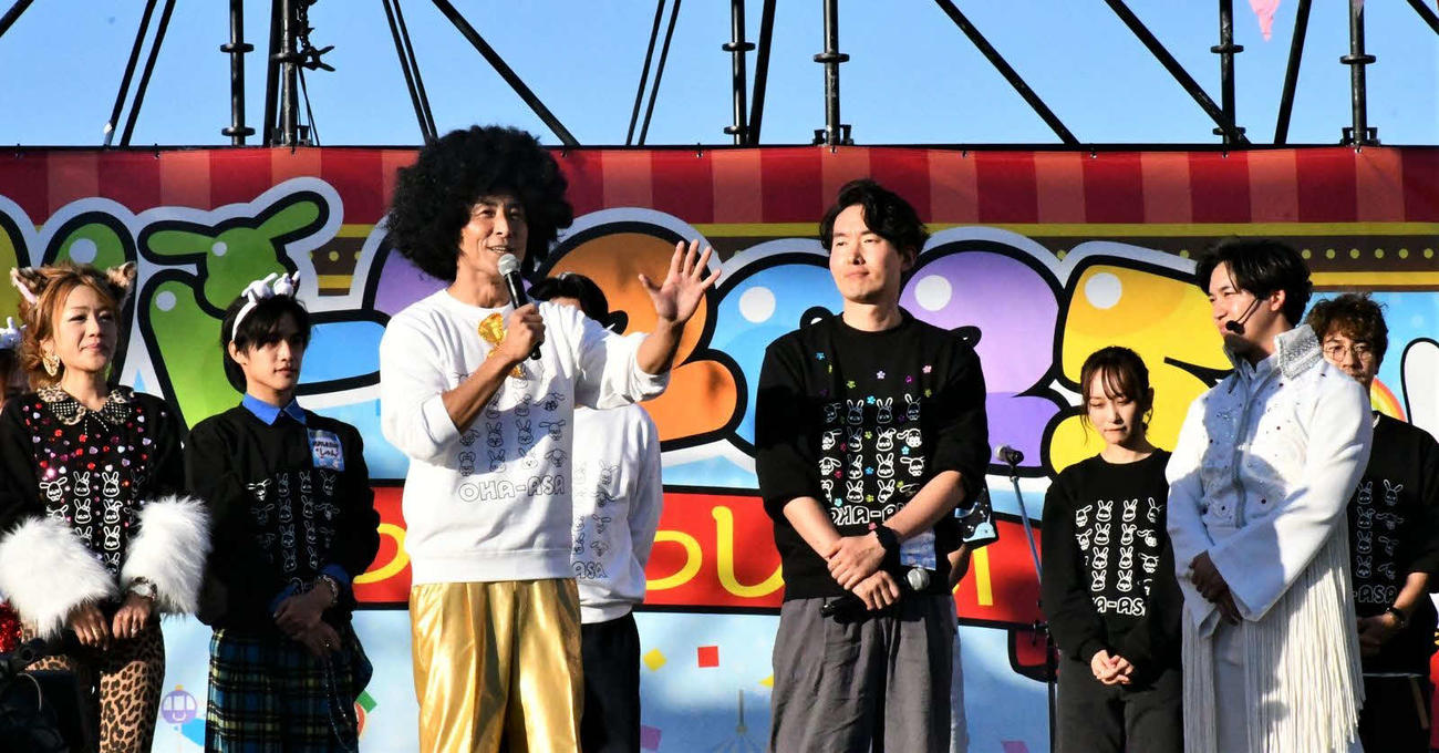 「おはよう朝日です」卒業を発表したABCテレビの岩本計介アナウンサー（左から3人目）と後任の古川昌希アナ（同4人目）（C）ABCテレビ