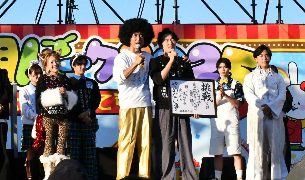 「おはよう朝日です」卒業を発表したABCテレビの岩本計介アナウンサー（左から4人目）と後任の古川昌希アナ（同5人目）（C）ABCテレビ