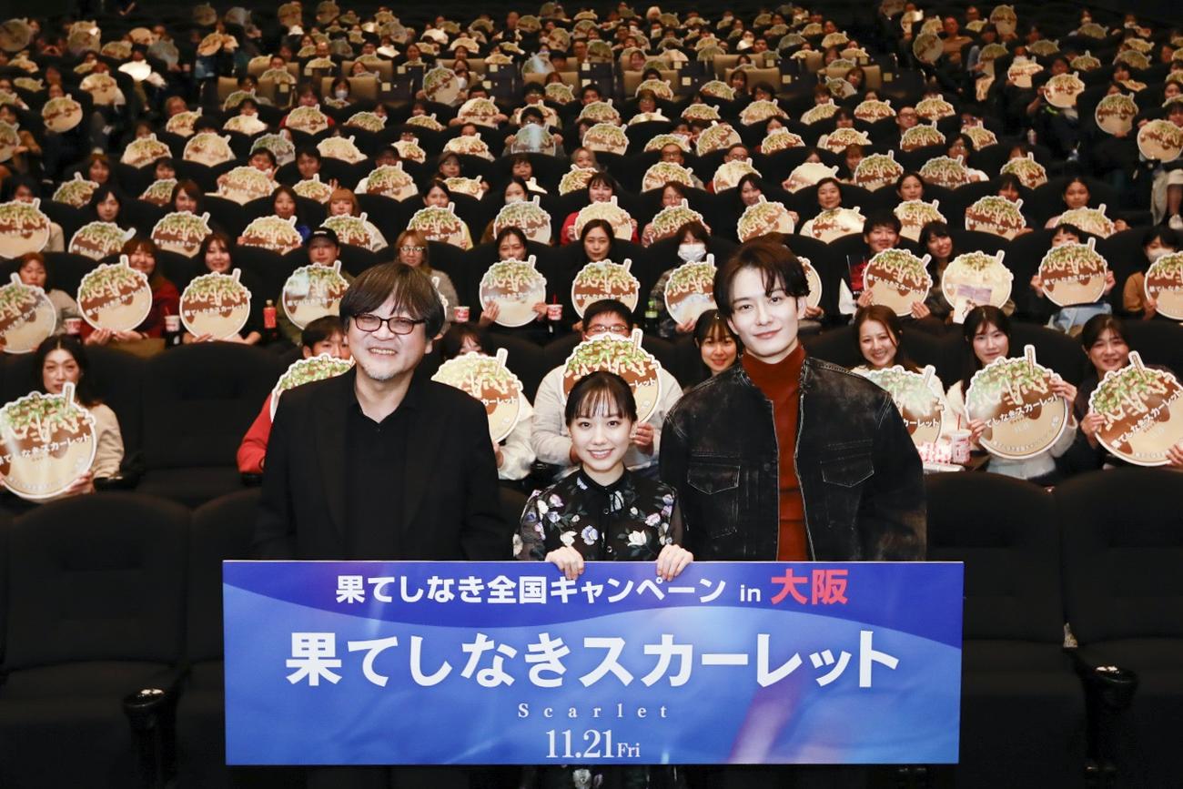 映画「果てしなきスカーレット」舞台あいさつに登場した左から細田守監督、芦田愛菜、岡田将生