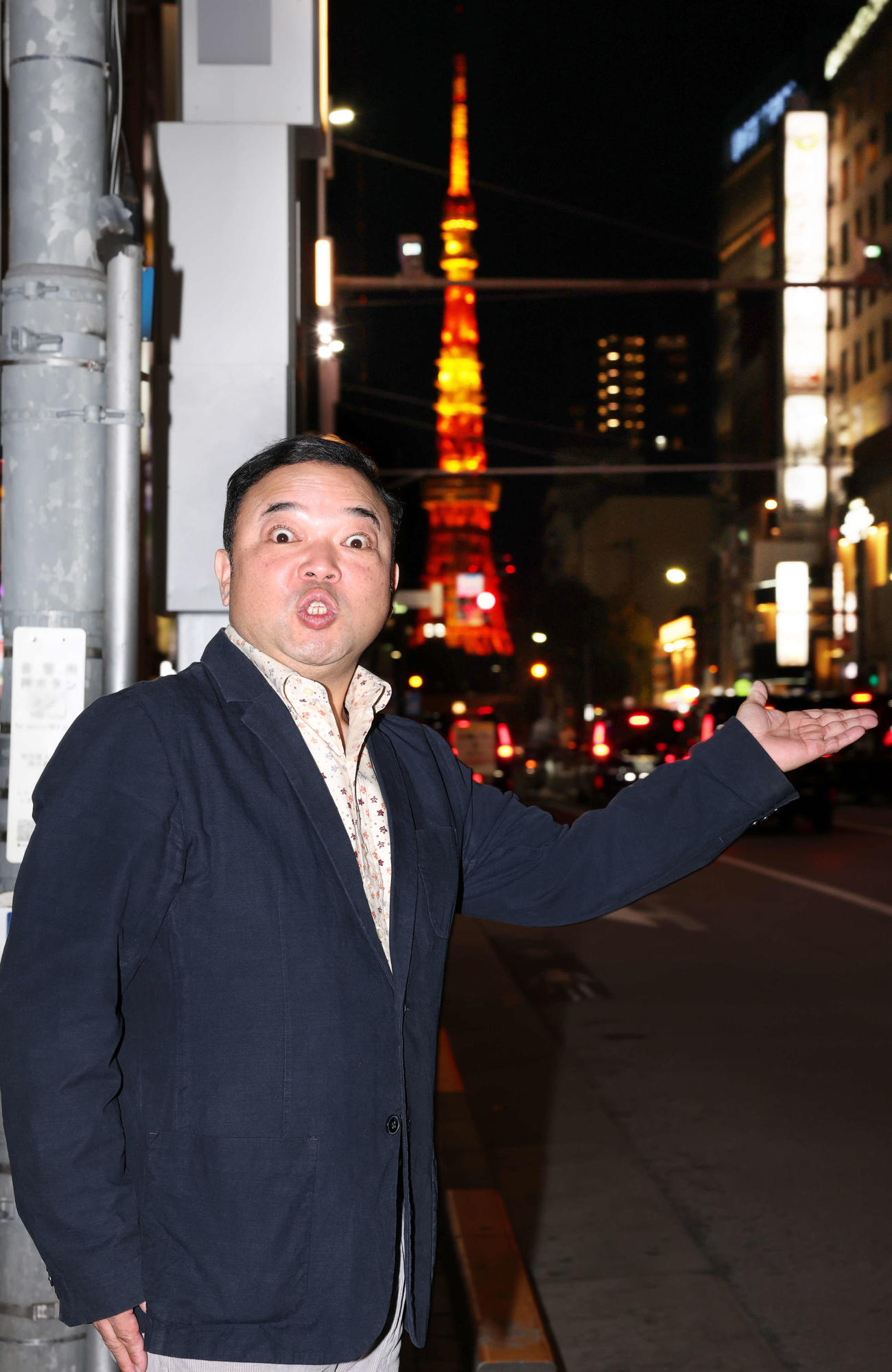 「今世紀最後の歌謡ショー司会者」の異名をとる西寄ひがしは、夜の東京タワーを背に「どーぞ！」とポーズをとる（撮影・浅見桂子）