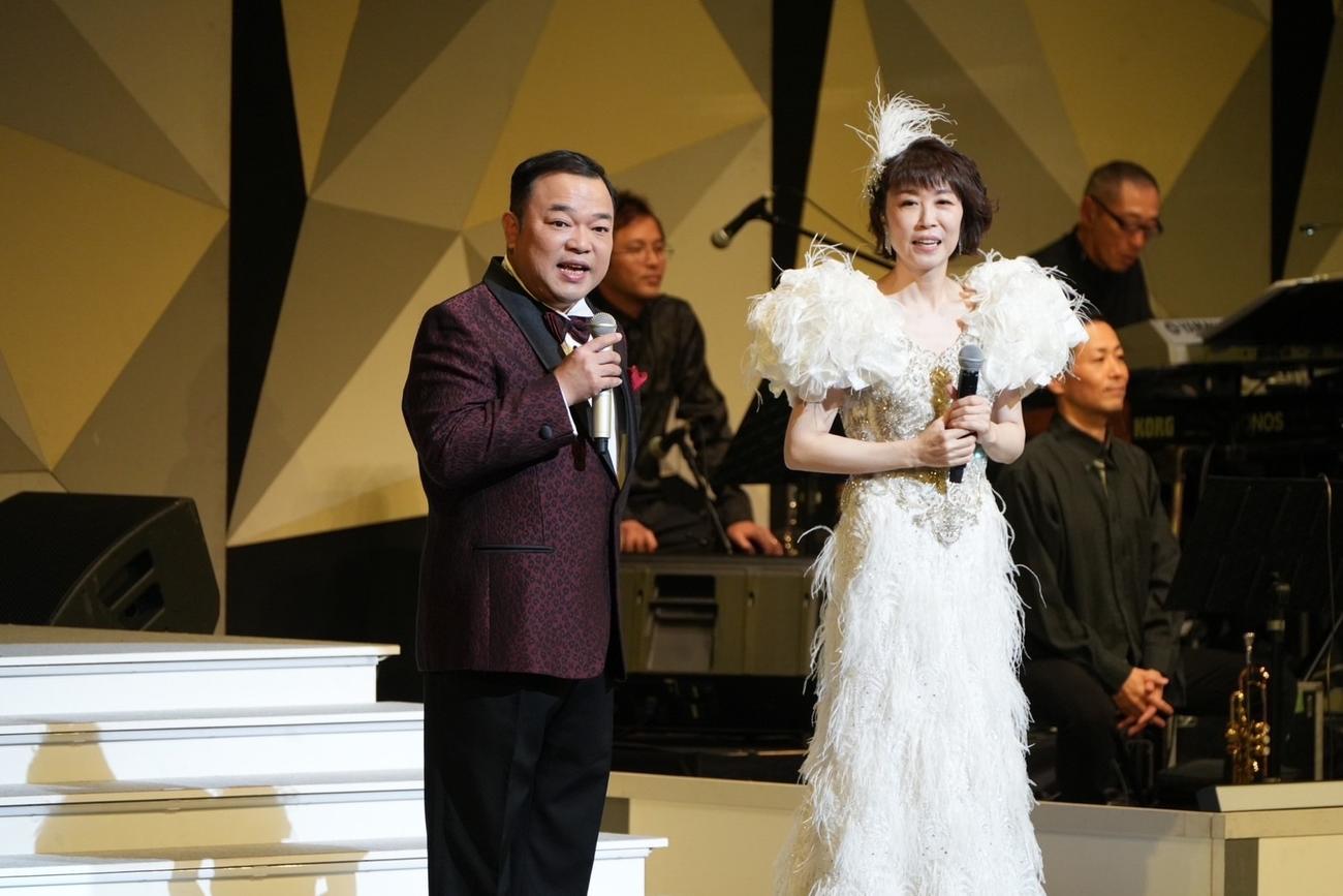 水森かおり（右）のコンサートで司会をする西寄ひがし