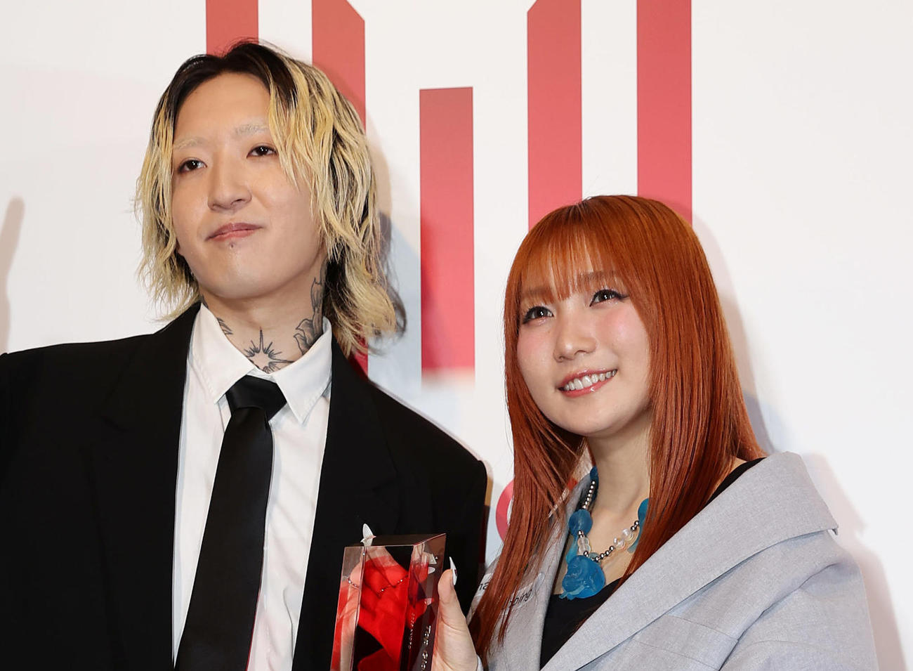 YOASOBIのAyase（左）とikura（2025年5月撮影）