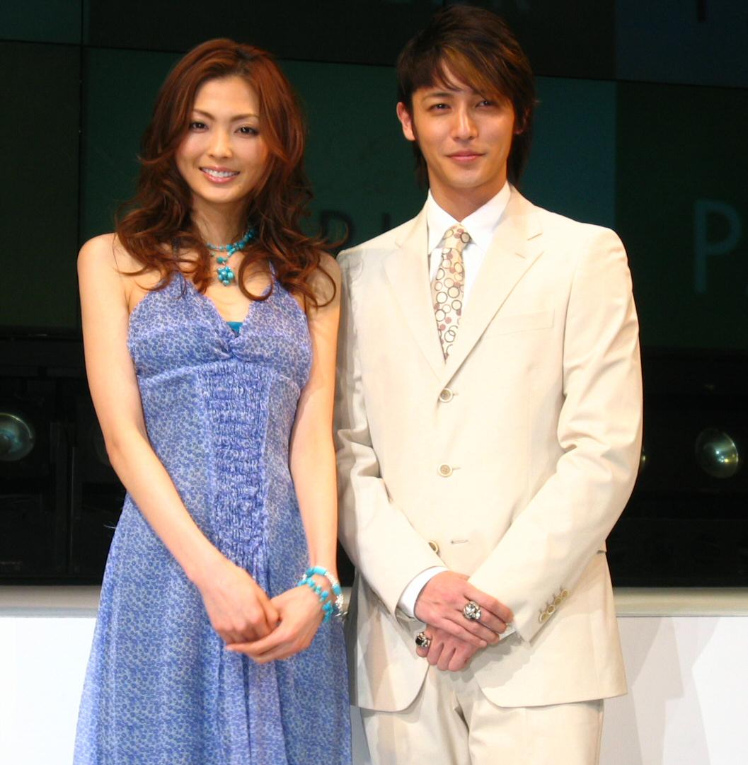 美容コンテストにゲスト出席した押切もえ（左）と玉木宏（2006年2月撮影）